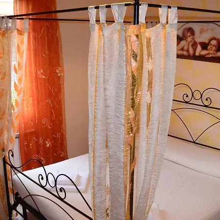 Guest house La Casa Delle Rose: Cozy Air-conditioned Retreat La Spezia