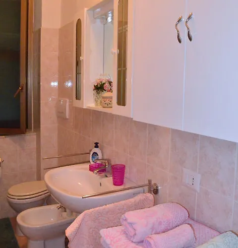 La Casa Delle Rose: Cozy Air-conditioned Retreat La Spezia