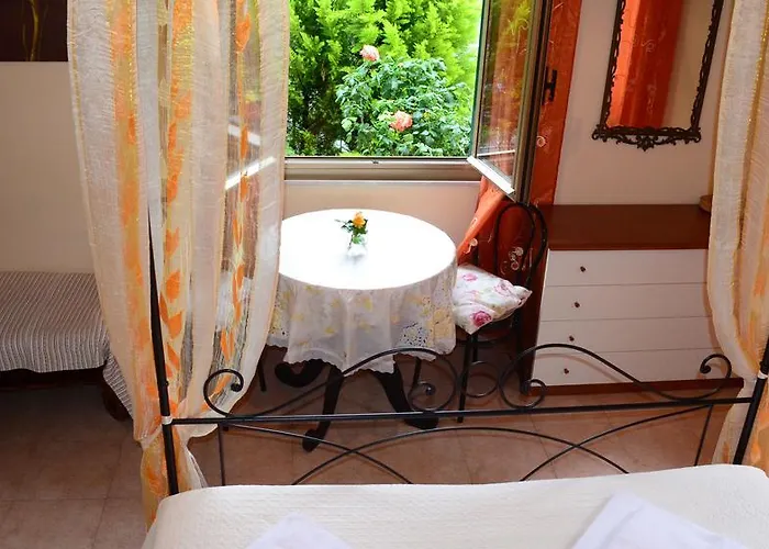 La Casa Delle Rose: Cozy Air-conditioned Retreat La Spezia